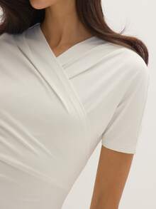 MUSEYN Gaun Lilit Lengan Pendek Model Silang Warna Krem - Putih - View 3
