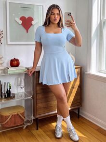 SHEIN Sovereign Charm فستان رياضي بياقة سكوب وخصر بيبلم بلون موحد مقاس كبير - الأزرق - مشاهدة 6