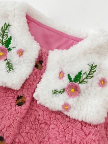 SHEIN 女嬰秋冬甜美莓粉色羊羔絨外套，對比白色大翻領，3D刺繡花卉裝飾，清新活潑寬鬆版型，單排白色鈕扣＋側口袋，適合女嬰冬季日常休閒舒適，溫柔可愛秋冬加厚毛絨刺繡花翻領長袖戶外外套 - 粉色 - 查看 4