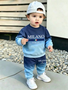 1套男嬰休閒運動套裝，漸層藍色紮染對比印花，胸前 MILANO ITALIA 字樣與國旗圖案，長袖圓領標準肩寬寬鬆版型，袖口與下擺收邊，薄款運動衫與運動長褲2件套，適合日常外出、上學、戶外散步 - 彩色 - 查看 1
