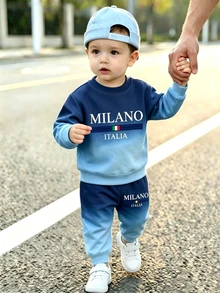 1套男嬰休閒運動套裝，漸層藍色紮染對比印花，胸前 MILANO ITALIA 字樣與國旗圖案，長袖圓領標準肩寬寬鬆版型，袖口與下擺收邊，薄款運動衫與運動長褲2件套，適合日常外出、上學、戶外散步 - 彩色 - 查看 5