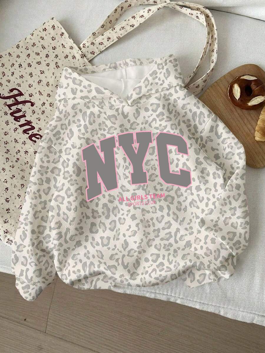 灰色豹紋配粉色對比,高街甜酷時尚豹紋運動對比字母 NYC 圖案,女嬰休閒柔軟舒適寬鬆連帽衛衣,新款適合秋冬日常、戶外、運動、街頭、校園時尚返校,美式復古學院風 - 彩色 - 查看 1