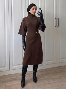 Breezaya Gaun Sweater Wanita Warna Polos dengan Belahan Leher Setengah Tinggi dan Pin Logam di Bagian Bawah - Coklat - View 3