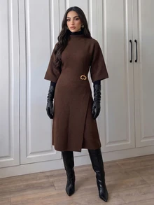 Breezaya Gaun Sweater Wanita Warna Polos dengan Belahan Leher Setengah Tinggi dan Pin Logam di Bagian Bawah - Coklat - View 4