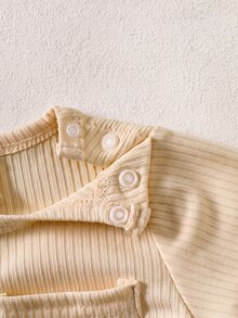SHEIN 新生兒 2 件組 羅紋針織長袖上衣與長褲套裝 卡通熊口袋 米色套頭衫 嬰兒幼兒秋季套裝 - 卡其色 - 查看 6
