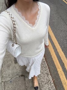 Flirla 女款秋冬休閒優雅年輕百搭蕾絲飾邊拼接軟挺修身針織毛衣 日常晚餐穿搭 藍白配色 - 米色 - 查看 4