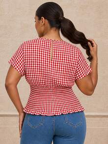 ELLERISSA Atasan Peplum Leher Bulat Lengan Pendek Motif Kotak-kotak Merah Ukuran Besar dengan Pinggang Berkerut - Merah - View 2
