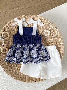 SHEIN Playful Pals 2件組女嬰幼兒女童背心上衣短褲套裝，可愛海軍藍白色蝴蝶結刺繡花卉鏤空波浪邊無袖方領，海灘夏季舒適K-Pop風 - 藍色 - 查看 2