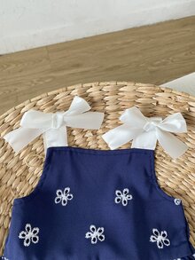 SHEIN Playful Pals 2件組女嬰幼兒女童背心上衣短褲套裝，可愛海軍藍白色蝴蝶結刺繡花卉鏤空波浪邊無袖方領，海灘夏季舒適K-Pop風 - 藍色 - 查看 8