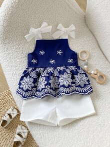 SHEIN Playful Pals 2件組女嬰幼兒女童背心上衣短褲套裝，可愛海軍藍白色蝴蝶結刺繡花卉鏤空波浪邊無袖方領，海灘夏季舒適K-Pop風 - 藍色 - 查看 1