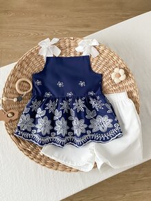 SHEIN Playful Pals 2件組女嬰幼兒女童背心上衣短褲套裝，可愛海軍藍白色蝴蝶結刺繡花卉鏤空波浪邊無袖方領，海灘夏季舒適K-Pop風 - 藍色 - 查看 4