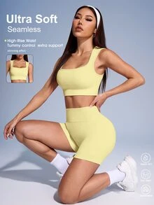 SHEIN Sovereign Charm Conjunto de top deportivo acanalado de unicolor y pantalones cortos para mujer - Amarillo claro - Ver 2