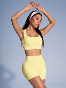 SHEIN Sovereign Charm Conjunto de top deportivo acanalado de unicolor y pantalones cortos para mujer - Amarillo claro - Ver 3