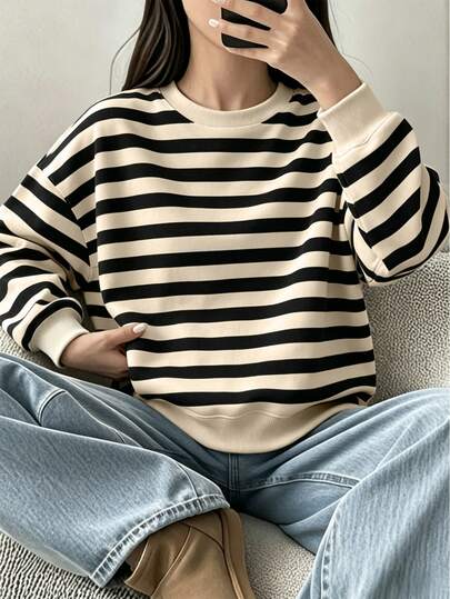 SHEIN Tween Girls Vintage Maillard Color Warm Oatmeal & Black Striped Print Crew Neck Drop Shoulder Fleece Sweatshirt, Street Retro Style, Casual Comfortable, Tween Girl Autumn Layering, Y2K, Sportswear, Outings, Street Photography, Campus, Chill Chill