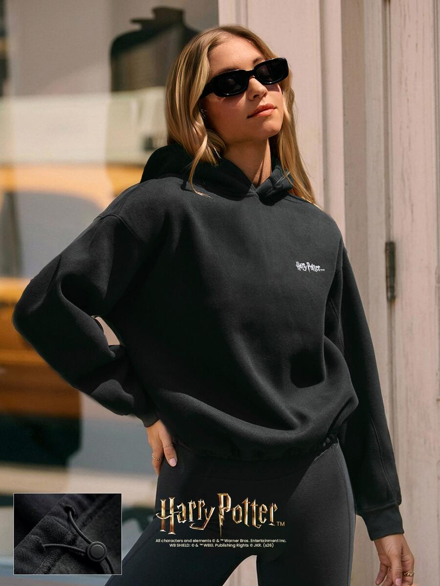 GLOWMODE X Harry Potter 日常穿著 刷毛面料 Snape 魔杖圖案 寬鬆版短版連帽衛衣 刺繡設計 日系休閒夏季穿搭 - 黑色 - 查看 1