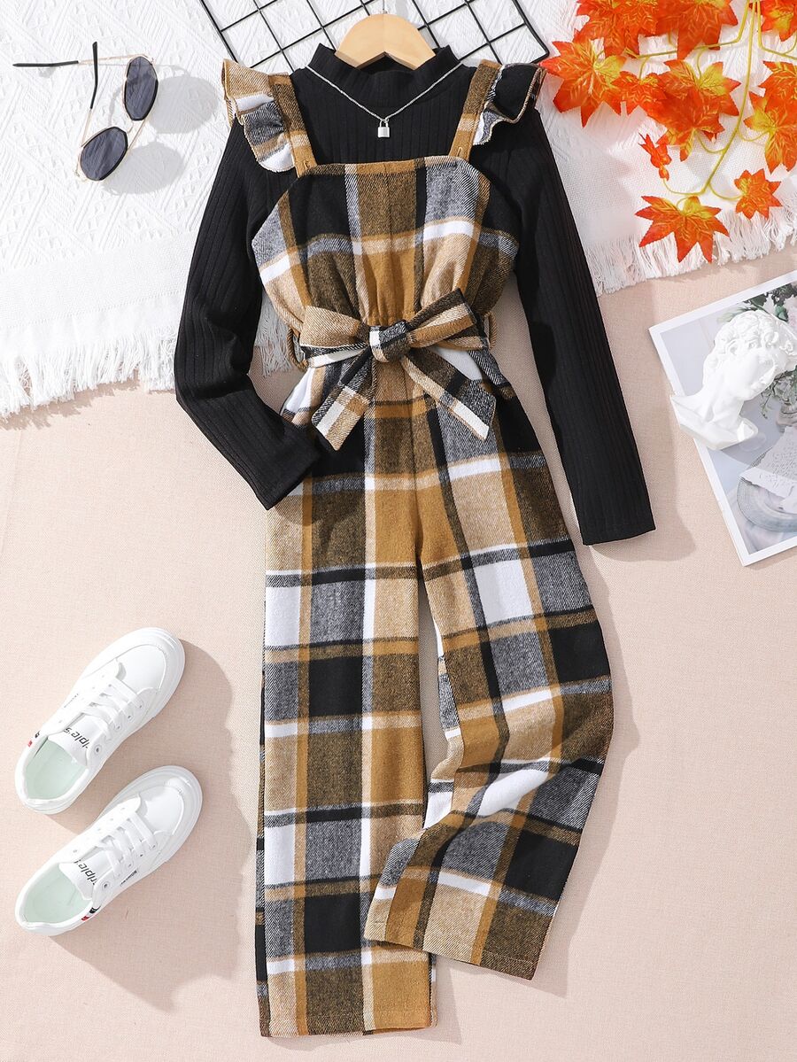 SHEIN Sparklyn Conjunto de 2 piezas de ropa de otoño para niñas preadolescentes con camiseta casual de cuello alto de punto acanalado y mono de peto con volantes de cuadros tejidos y lazo anudado - Marrón - Ver 1