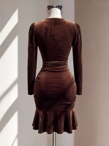Fine & Folde Gaun Mini Bodycon Model Duyung Slim-Fit Wanita Musim Gugur/Dingin, Berbahan Beludru, Berkerah V Dalam, Hiasan Berlian Imitasi, Gesper Persegi, dan Korset Pengencang Pinggang, Cocok untuk Kencan, Pesta, dan Pakaian Sehari-hari - Coklat - View 2