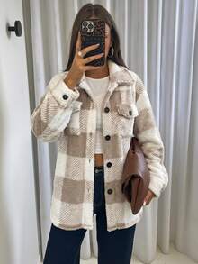 SHEIN LUNE 秋冬款水牛格纹落肩翻盖口袋泰迪熊大衣 - 卡其色 - 查看 1
