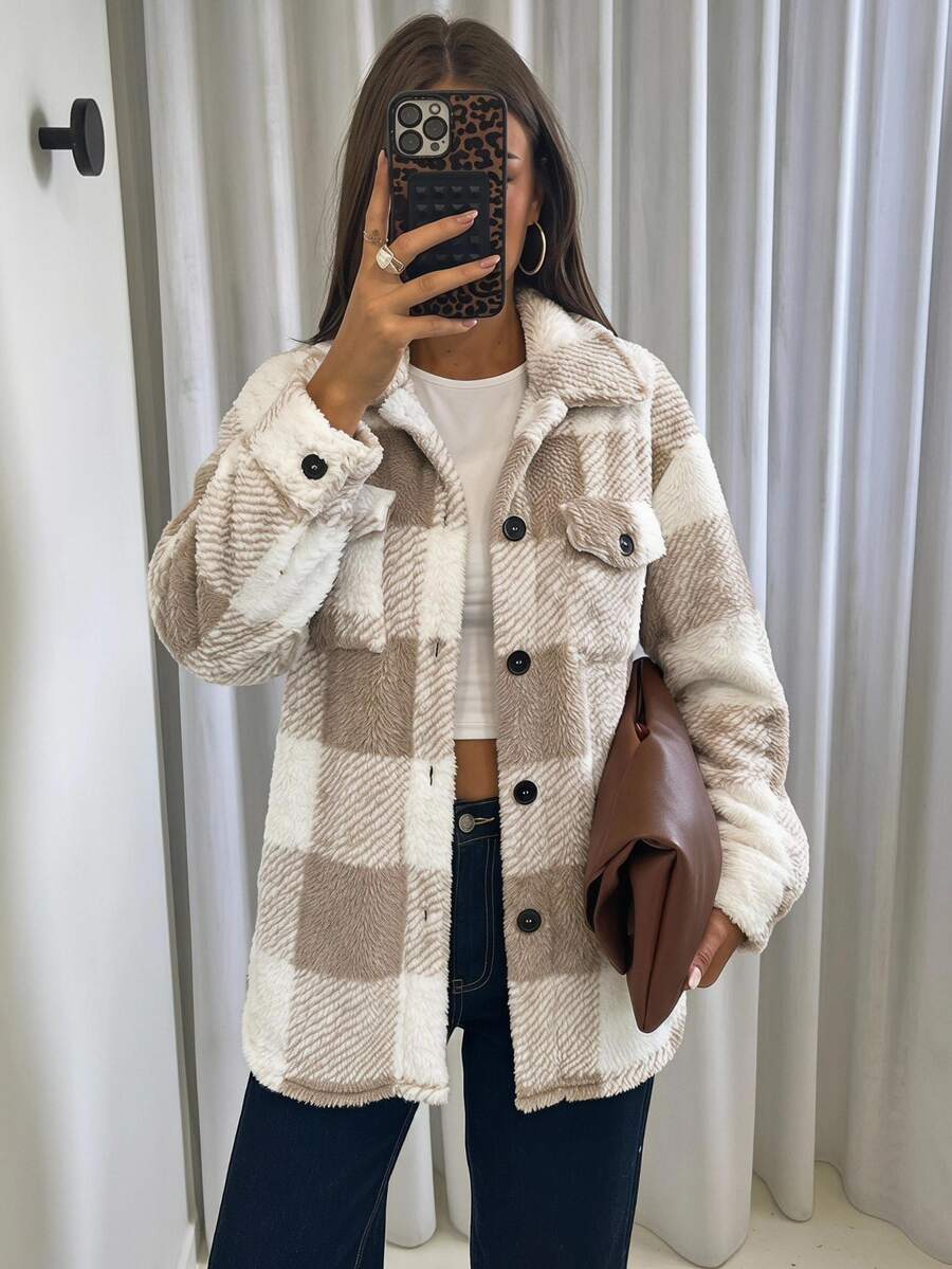 SHEIN LUNE 秋冬款水牛格纹落肩翻盖口袋泰迪熊大衣 - 卡其色 - 查看 1