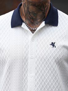 Manfinity Homme 男士舒適素色提花短袖襯衫與斜紋彈性腰長褲2件套，刺繡，休閒度假風，海軍藍 - 彩色 - 查看 3