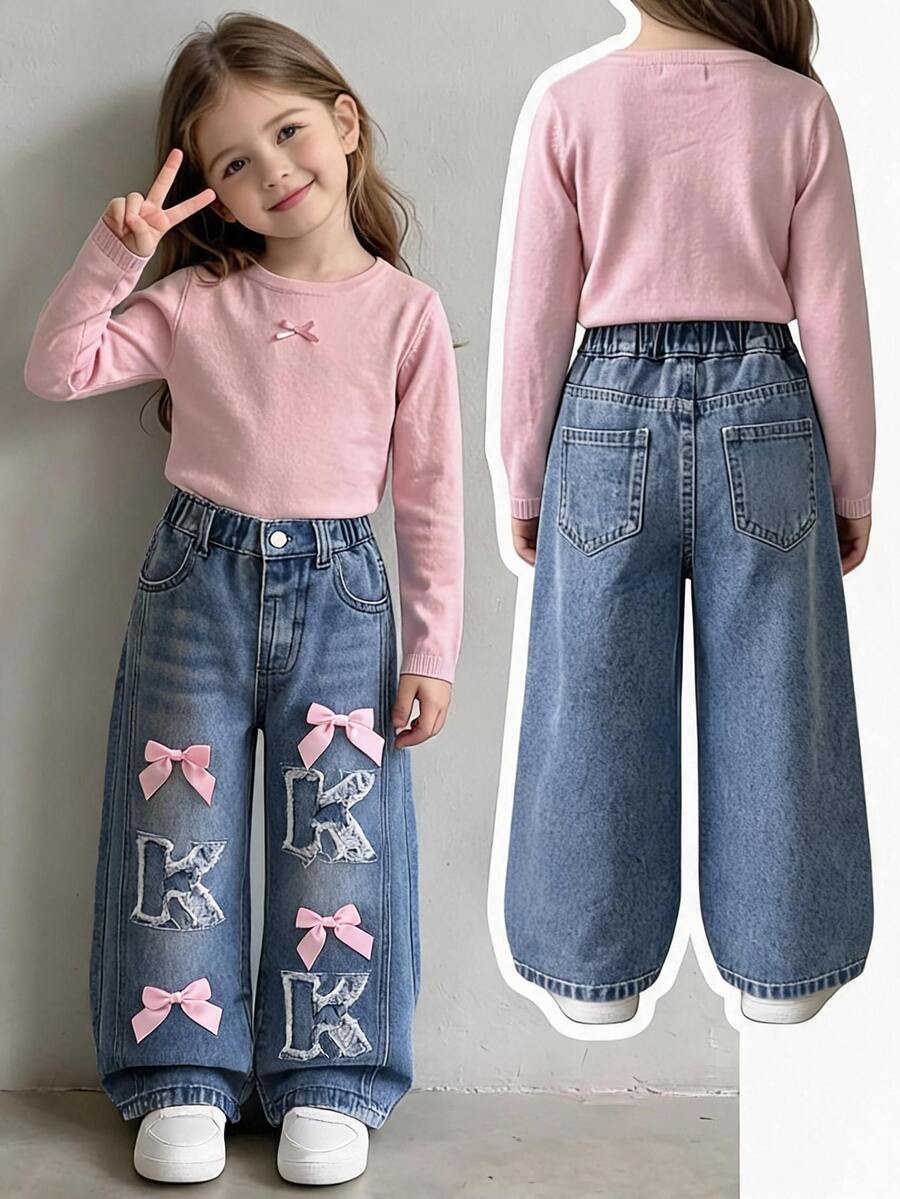 SHEIN 女童小號牛仔褲,四季新款,可愛休閒,復古中藍色丹寧水洗,彈性腰頭設計,前片破洞開衩漂白馬毛水洗效果,K字母貼布繡搭配粉色3D蝴蝶結,寬腿修身版型,時尚適合外出、派對等多種場合,四季新款女童牛仔褲 - 中等水洗藍 - 查看 1