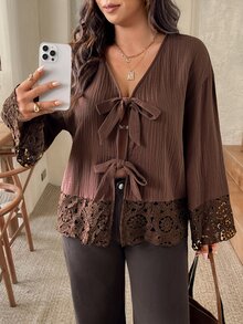 SHEIN Frenchy Blusa de talla grande casual con cordones, volantes, patchwork, tela texturizada, cuello en V, manga larga, elegante para salir, color marrón, para mujer, otoño/invierno - Marrón - Ver 9