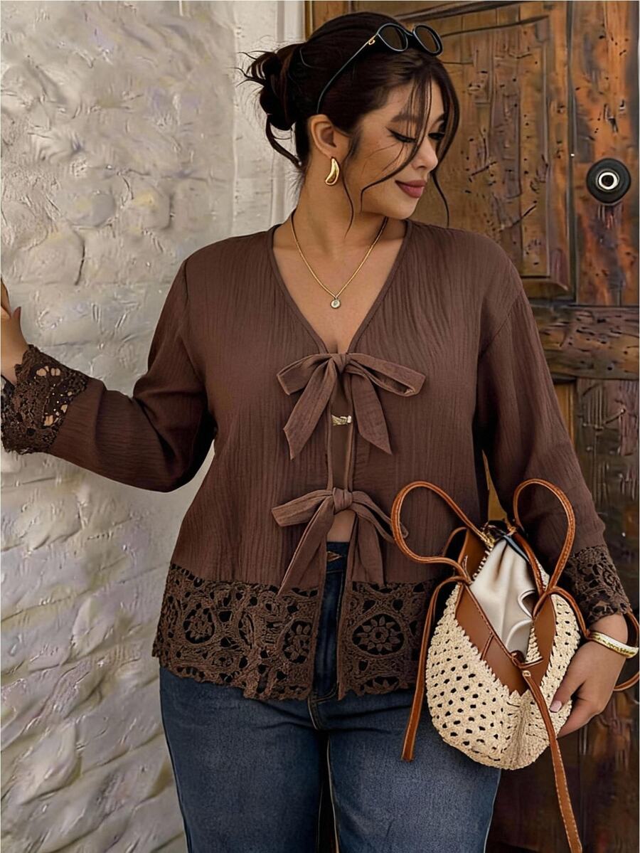 SHEIN Frenchy Blusa de talla grande casual con cordones, volantes, patchwork, tela texturizada, cuello en V, manga larga, elegante para salir, color marrón, para mujer, otoño/invierno