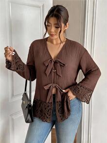 SHEIN Frenchy Blusa de talla grande casual con cordones, volantes, patchwork, tela texturizada, cuello en V, manga larga, elegante para salir, color marrón, para mujer, otoño/invierno - Marrón - Ver 7