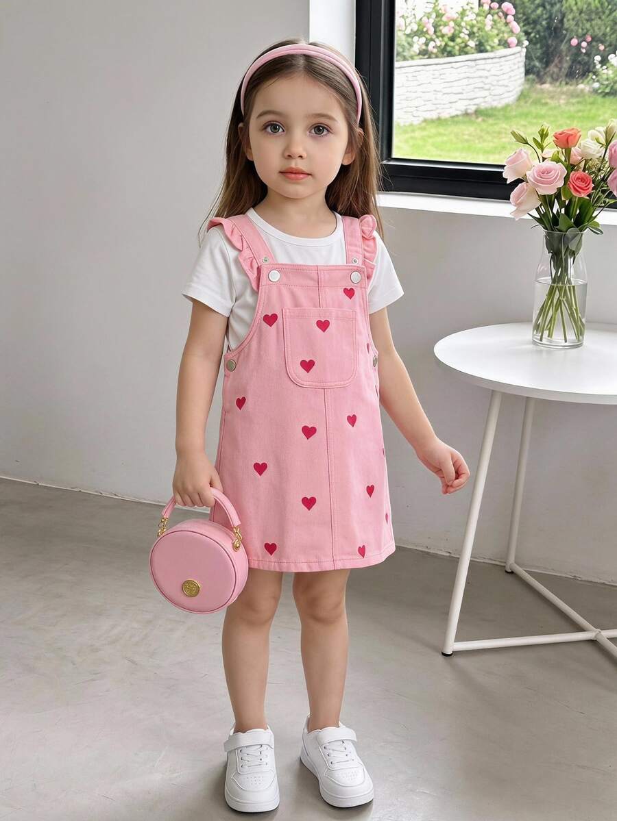SHEIN 女童牛仔吊帶裙，秋季新品，淺藍色愛心圖案印花，荷葉邊肩帶，甜美可愛無袖背心牛仔女孩設計