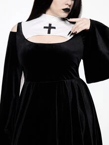 ROMWE Avant Kostum Cosplay Halloween Ukuran Besar: Pakaian Biarawati Bergaya Gelap dengan Desain Salib Blok Warna dan Potongan Bahu Terbuka - Sempurna untuk Pesta Halloween - Hitam dan Putih - View 3
