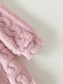 SHEIN Playful Pals 幼女連帽毛絨洋裝 甜美可愛 粉色麻花編織熊貼布 長袖加厚 戶外度假冬季保暖 公主大姊 A字版型 - 淺粉色 - 查看 9