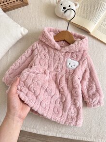 SHEIN Playful Pals 幼女連帽毛絨洋裝 甜美可愛 粉色麻花編織熊貼布 長袖加厚 戶外度假冬季保暖 公主大姊 A字版型 - 淺粉色 - 查看 4