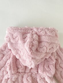 SHEIN Playful Pals 幼女連帽毛絨洋裝 甜美可愛 粉色麻花編織熊貼布 長袖加厚 戶外度假冬季保暖 公主大姊 A字版型 - 淺粉色 - 查看 8