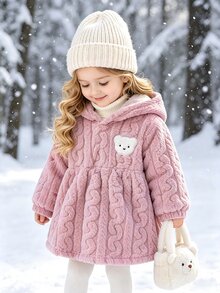 SHEIN Playful Pals 幼女連帽毛絨洋裝 甜美可愛 粉色麻花編織熊貼布 長袖加厚 戶外度假冬季保暖 公主大姊 A字版型 - 淺粉色 - 查看 10
