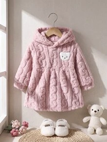 SHEIN Playful Pals 幼女連帽毛絨洋裝 甜美可愛 粉色麻花編織熊貼布 長袖加厚 戶外度假冬季保暖 公主大姊 A字版型 - 淺粉色 - 查看 5