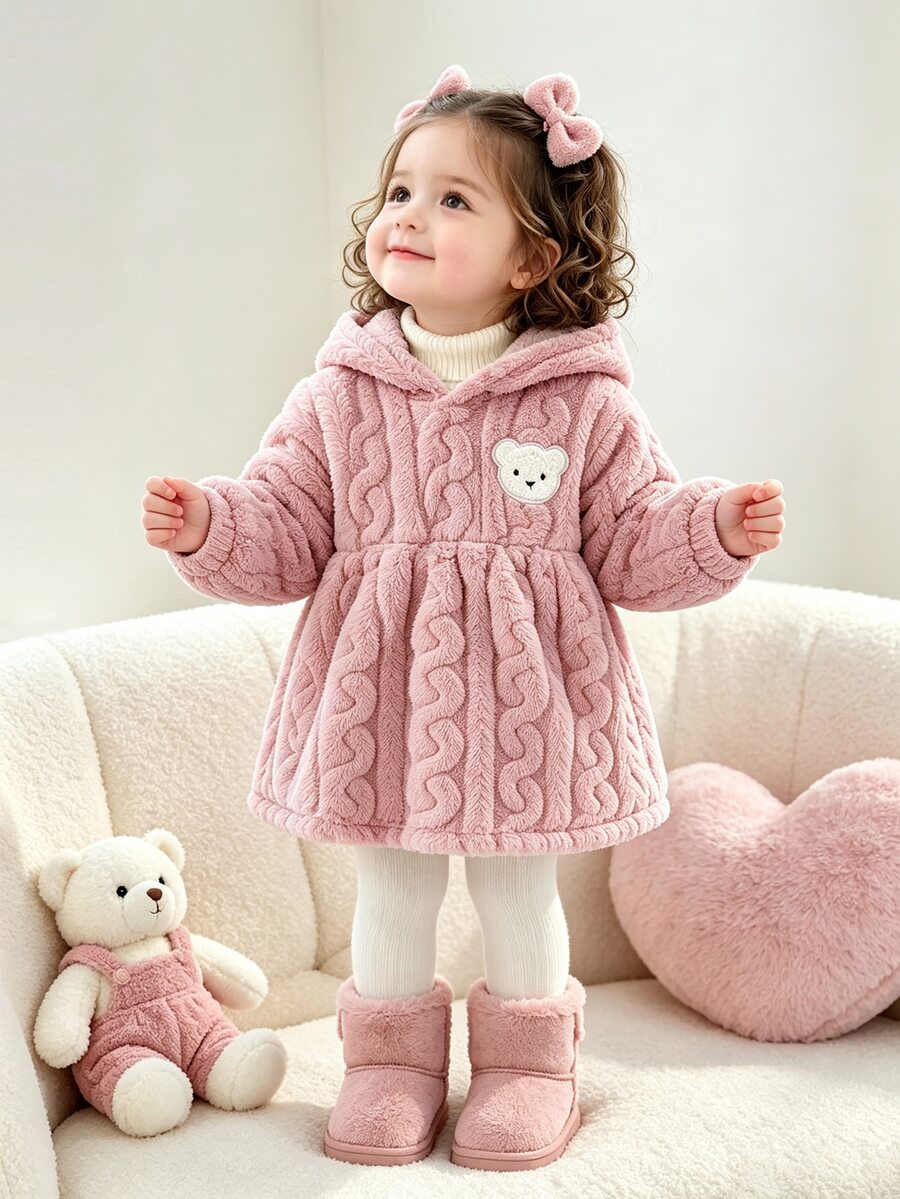 SHEIN Playful Pals 幼女連帽毛絨洋裝 甜美可愛 粉色麻花編織熊貼布 長袖加厚 戶外度假冬季保暖 公主大姊 A字版型