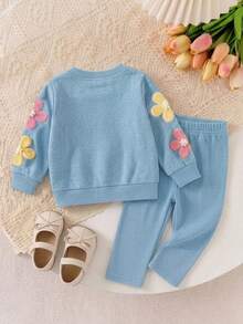SHEIN Playful Pals 2件組女嬰春夏藍天色甜美可愛 Daddy's Girl 3D鉤編花圓領長袖上衣褲子套裝 親子款 - 藍色 - 查看 2