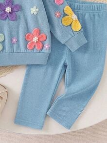 SHEIN Playful Pals 2件組女嬰春夏藍天色甜美可愛 Daddy's Girl 3D鉤編花圓領長袖上衣褲子套裝 親子款 - 藍色 - 查看 5