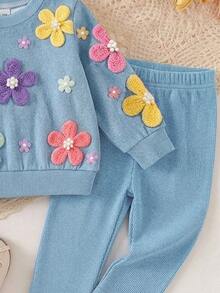 SHEIN Playful Pals 2件組女嬰春夏藍天色甜美可愛 Daddy's Girl 3D鉤編花圓領長袖上衣褲子套裝 親子款 - 藍色 - 查看 4