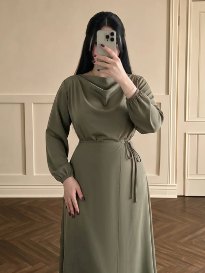 Veilorie فستان طويل الأكمام بلون أخضر سادة بتصميم بسيط مع ثنيات وربطة وفتحة جانبية للمقاسات الكبيرة