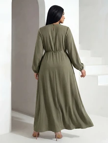 Veilorie فستان طويل الأكمام بلون أخضر سادة بتصميم بسيط مع ثنيات وربطة وفتحة جانبية للمقاسات الكبيرة - أخضر عسكري - مشاهدة 2