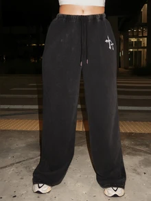 Dayanna Comas 女士休闲复古朋克 Y2K 百搭十字白印花低腰水洗灰直筒运动裤，舒适保暖，适合秋冬季穿着 - 黑色 - 查看 3