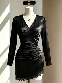 Selianne Gaun Bodycon Satin Berkerut dengan Hiasan Renda dan Leher V Dalam - Hitam - View 8