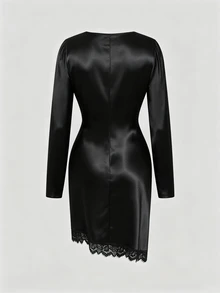 Selianne Gaun Bodycon Satin Berkerut dengan Hiasan Renda dan Leher V Dalam - Hitam - View 2