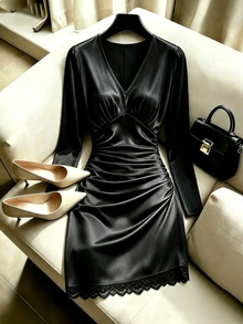 Selianne Gaun Bodycon Satin Berkerut dengan Hiasan Renda dan Leher V Dalam - Hitam - View 7