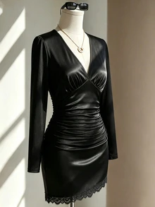 Selianne Gaun Bodycon Satin Berkerut dengan Hiasan Renda dan Leher V Dalam - Hitam - View 5