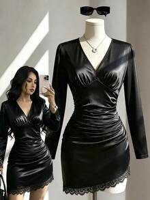 Selianne Gaun Bodycon Satin Berkerut dengan Hiasan Renda dan Leher V Dalam - Hitam - View 3