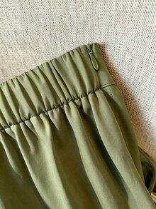 GlowEve CURVE 大尺碼女款優雅直筒長褲，彈性腰頭、側拉鍊與玫瑰金屬扣裝飾，適合春夏穿著 - 軍綠色 - 查看 4