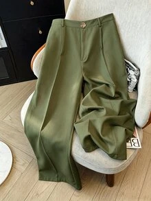 GlowEve CURVE 大尺碼女款優雅直筒長褲，彈性腰頭、側拉鍊與玫瑰金屬扣裝飾，適合春夏穿著 - 軍綠色 - 查看 3