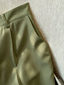 GlowEve CURVE 大尺碼女款優雅直筒長褲，彈性腰頭、側拉鍊與玫瑰金屬扣裝飾，適合春夏穿著 - 軍綠色 - 查看 6